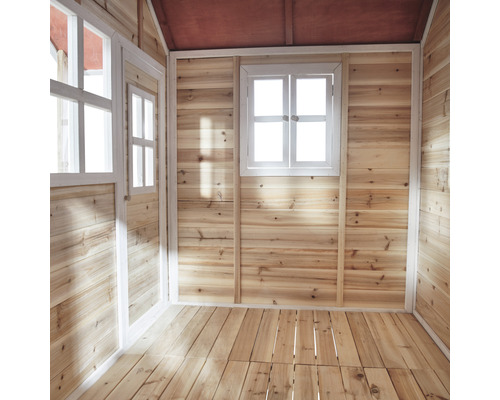 Innenansicht eines Holzgartenhauses mit Fenster und Tür