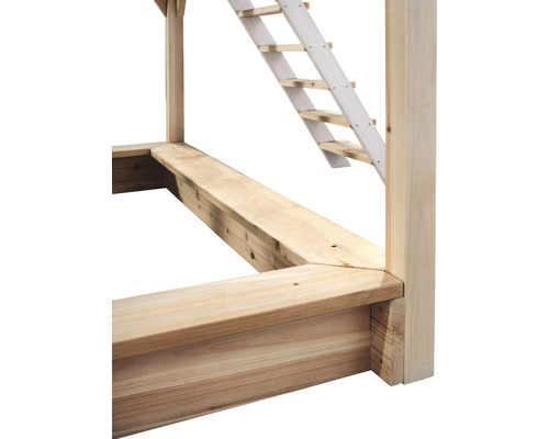 Detailansicht eines Holzspielhauses mit Leiteraufgang