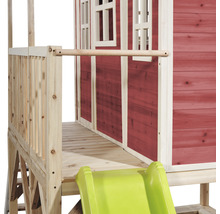 Detailansicht eines Spielhauses mit Rutsche und Holzgeländer.