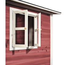Detailansicht eines geöffneten Fensters an einem Gartenhaus