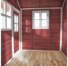 Innenansicht eines Spielhauses aus Holz mit Fenster und Holzboden
