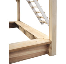 Detailansicht eines Spielturms aus Holz mit Leiter