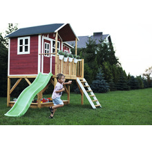 Spielhaus mit Rutsche und Leiter im Garten