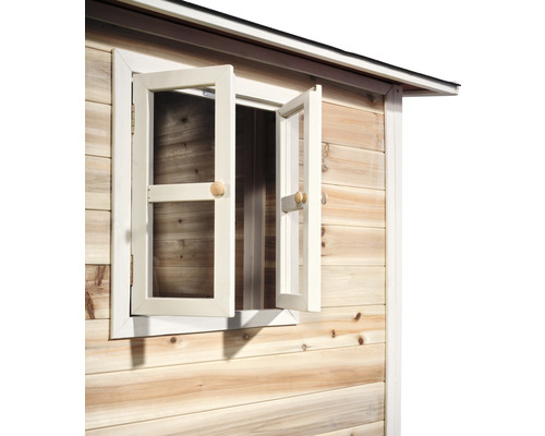 Detailansicht eines Holzgartenhauses mit geöffnetem Fenster