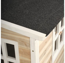 Detailansicht eines Spielhauses aus Holz mit Bitumendach