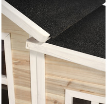 Detailansicht eines Gartenhauses mit Holzfassade und Dachpappe