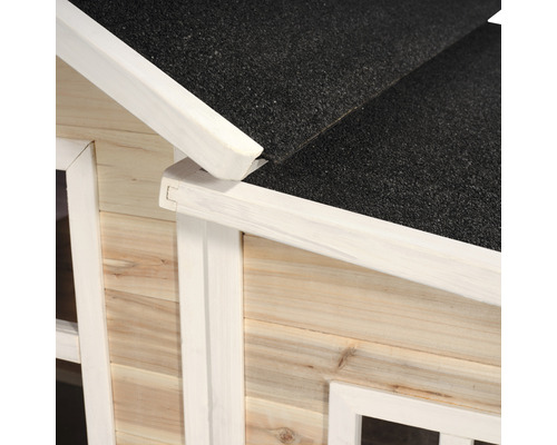 Detailansicht eines Gartenhauses mit Holzfassade und Dachpappe