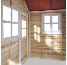 Innenansicht eines Holzspielhauses mit Fenstern und Tür