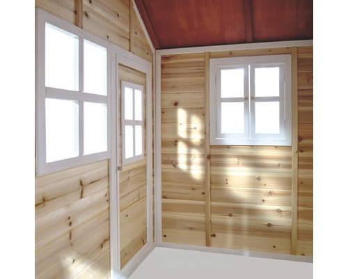 Innenansicht eines Holzspielhauses mit Fenstern und Tür