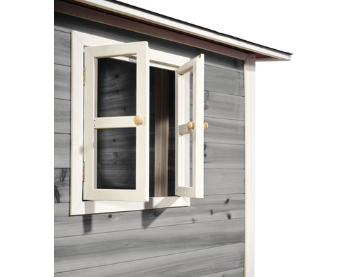 Detailansicht eines Spielhauses mit offenem Fenster