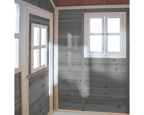 Innenansicht eines Spielhauses mit Fenster und Tür