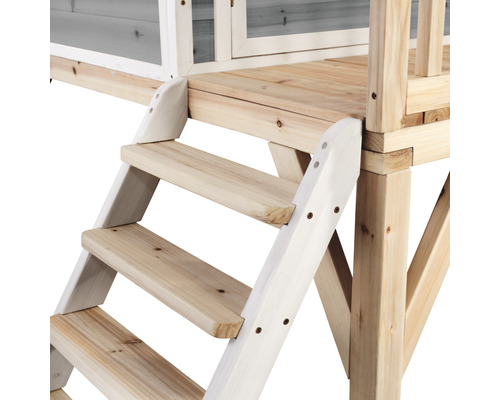 Detailaufnahme einer Holztreppe, die zu einem Spielhaus führt