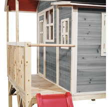 Spielhaus aus Holz mit Rutsche und Fenster
