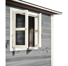 Detailansicht eines geöffneten Holzfensters an einem Gartenhaus
