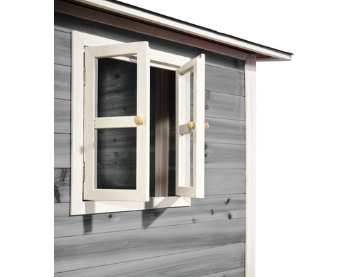 Detailansicht eines geöffneten Holzfensters an einem Gartenhaus