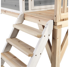 Holztreppe zu einem Spielhaus