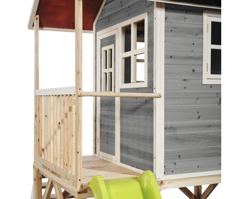 Spielhaus aus Holz mit Rutsche