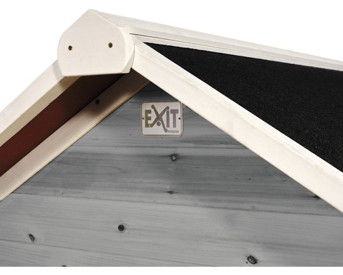 Detailansicht eines Spielhauses aus Holz mit Firmenlogo