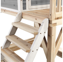 Detailaufnahme einer Holztreppe, die zu einem Spielhaus führt