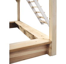 Detailansicht eines Holzspielturms mit Leiter