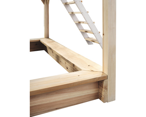 Detailansicht eines Spielturms mit Holzrahmen und Leiter
