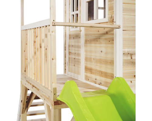 Detailansicht eines Spielhauses aus Holz mit Rutsche