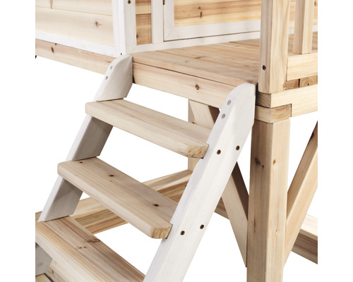 Nahaufnahme einer Holztreppe an einem Spielhaus