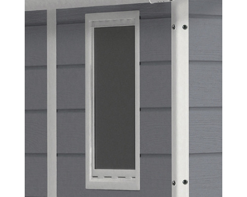 Detailansicht eines Fensters an einem Gartenhaus