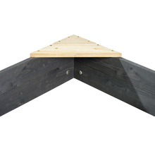 Ecke eines Hochbeets aus Holz mit dreieckiger Auflage