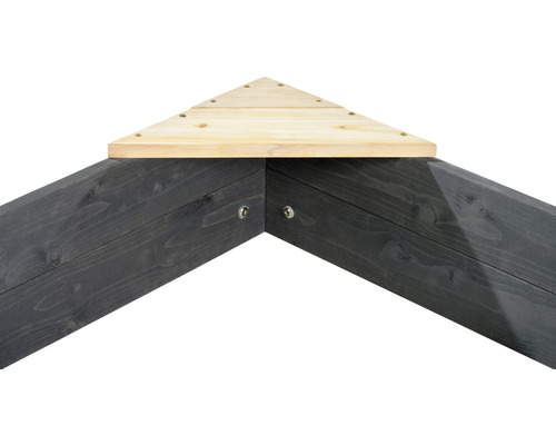 Ecke eines Hochbeets aus Holz mit dreieckiger Auflage