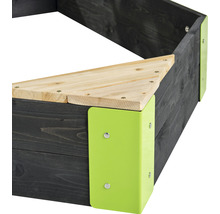 Detailansicht eines Hochbeets aus Holz mit Eckverbindern
