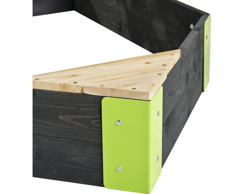 Detailansicht eines Hochbeets aus Holz mit Eckverbindern
