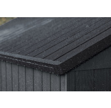 Nahaufnahme eines Gerätehauses mit Holzdach bei Regen