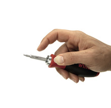 Hand hält Schraubendreher mit auswechselbaren Bits