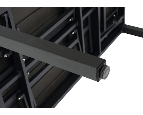 Detailansicht eines Gartentisches mit verstellbaren Tischbeinen zur einfachen Ausrichtung.