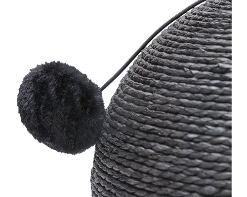 Detail eines Kratzbaums mit Spielzeugball