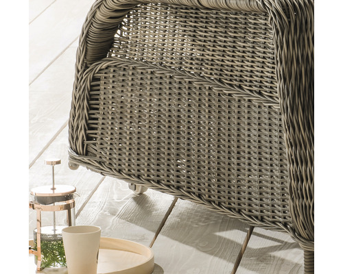 Detailaufnahme eines Rattanmöbels mit Kaffeepresse und Tasse