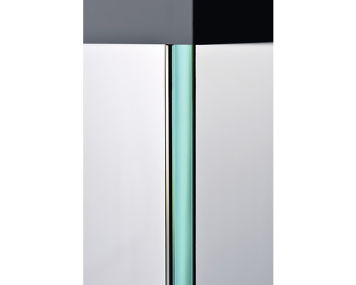 Detailaufnahme einer Glasduschwand mit Rahmen