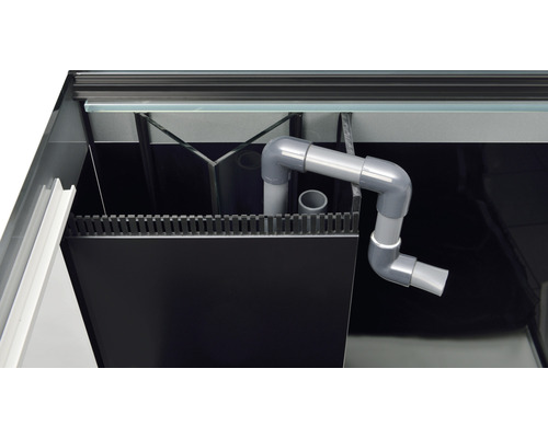 Innenansicht eines Aquariums mit Filtersystem und PVC-Rohr