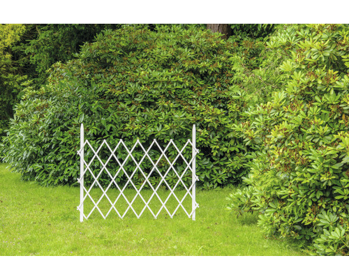 Ausziehbarer Gartenzaun aus Holz auf einer Rasenfläche