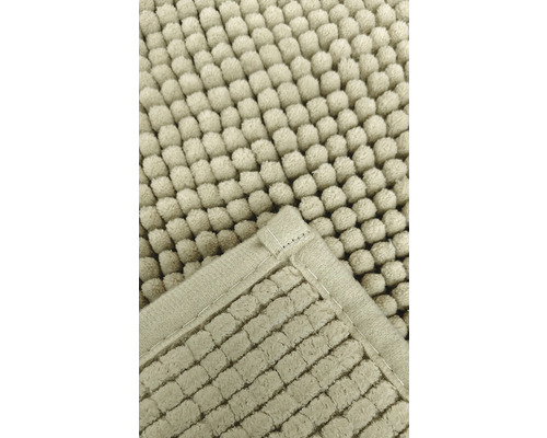 Detailansicht einer Badematte mit Noppenstruktur und eingefassten Kanten