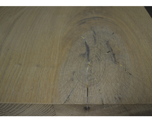 Holzplatte mit Astloch und Rissen