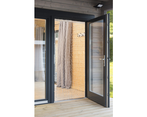 Offene Terrassentür mit Perlenvorhang und Holzwand