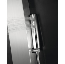 Duschpaneel mit Brausekopf im Badezimmer