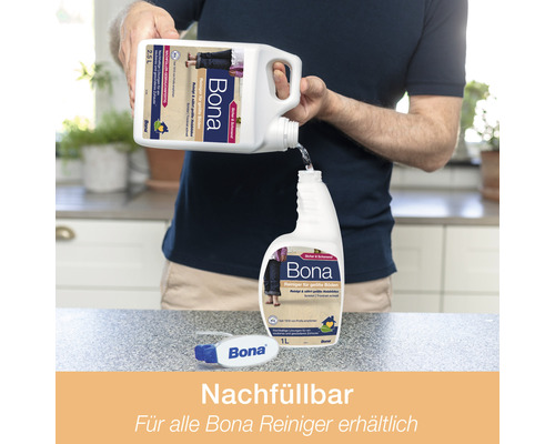 Nachfüllbarer Bona Reiniger wird in eine Sprühflasche gegossen.