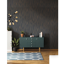 Wohnzimmer mit gemusterter Tapete, Sideboard, Teppich und Zimmerpflanzen