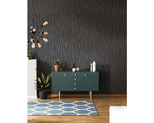 Wohnzimmer mit gemusterter Tapete, Sideboard, Teppich und Zimmerpflanzen