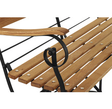 Detailansicht einer Gartenbank mit Armlehne aus Holz und Metall