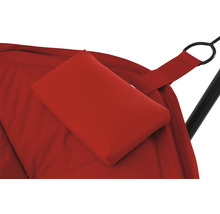 Detailaufnahme eines roten Hängesessels mit Kopfkissen.