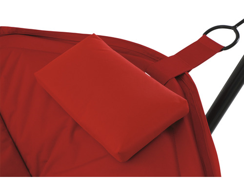 Detailaufnahme eines roten Hängesessels mit Kopfkissen.